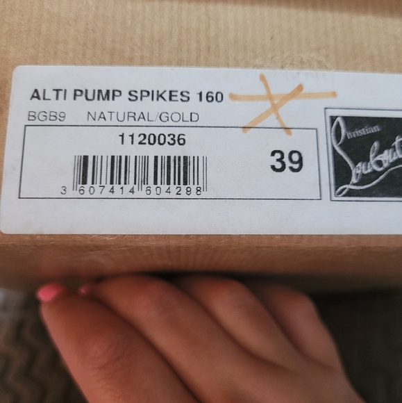 Christian Louboutin - Picture 2 of 6